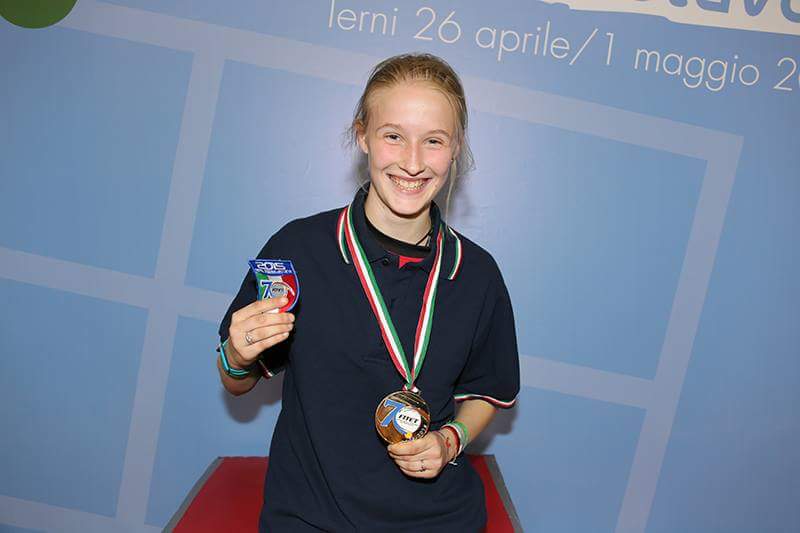 Nino Martina mostra lo scudetto di campionessa italiana allieve 2015 e la medaglia doro